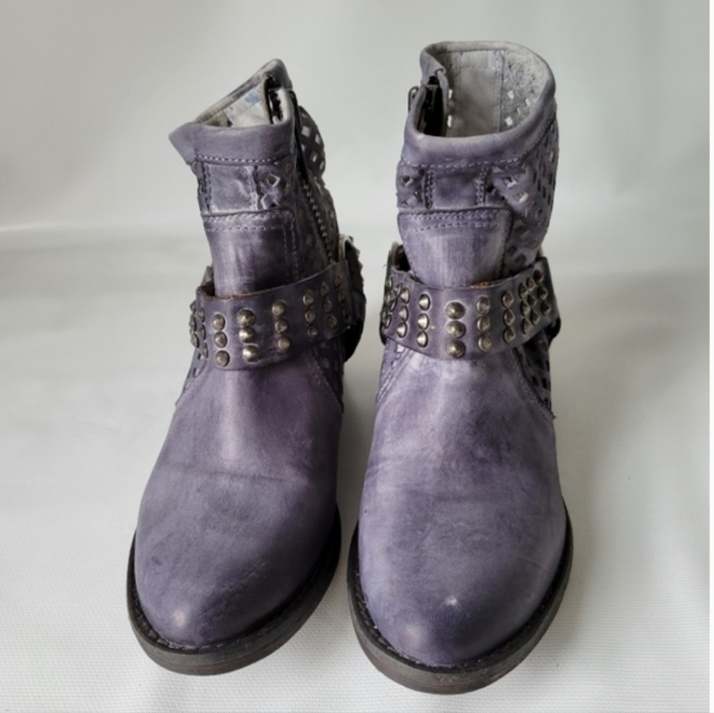🦋LOVED STUD BOOTIES - Picture 9 of 16